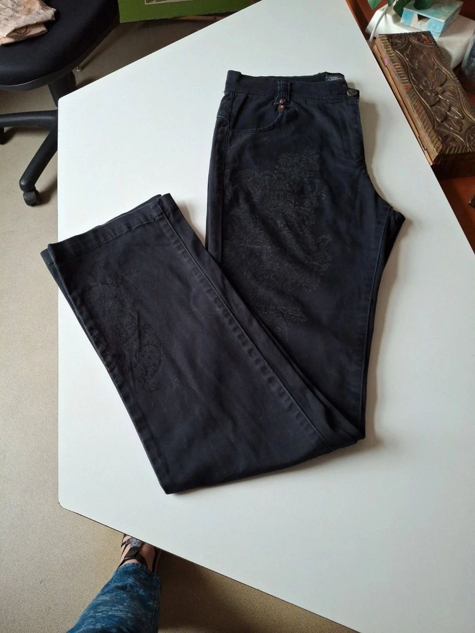 Jeans preto com bordados – photo 15